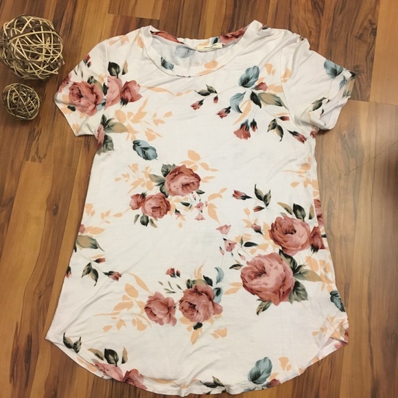 12 Pm By Mon Ami Tops - 5/$25 12 Pm by Mon Gami White Floral Small Top